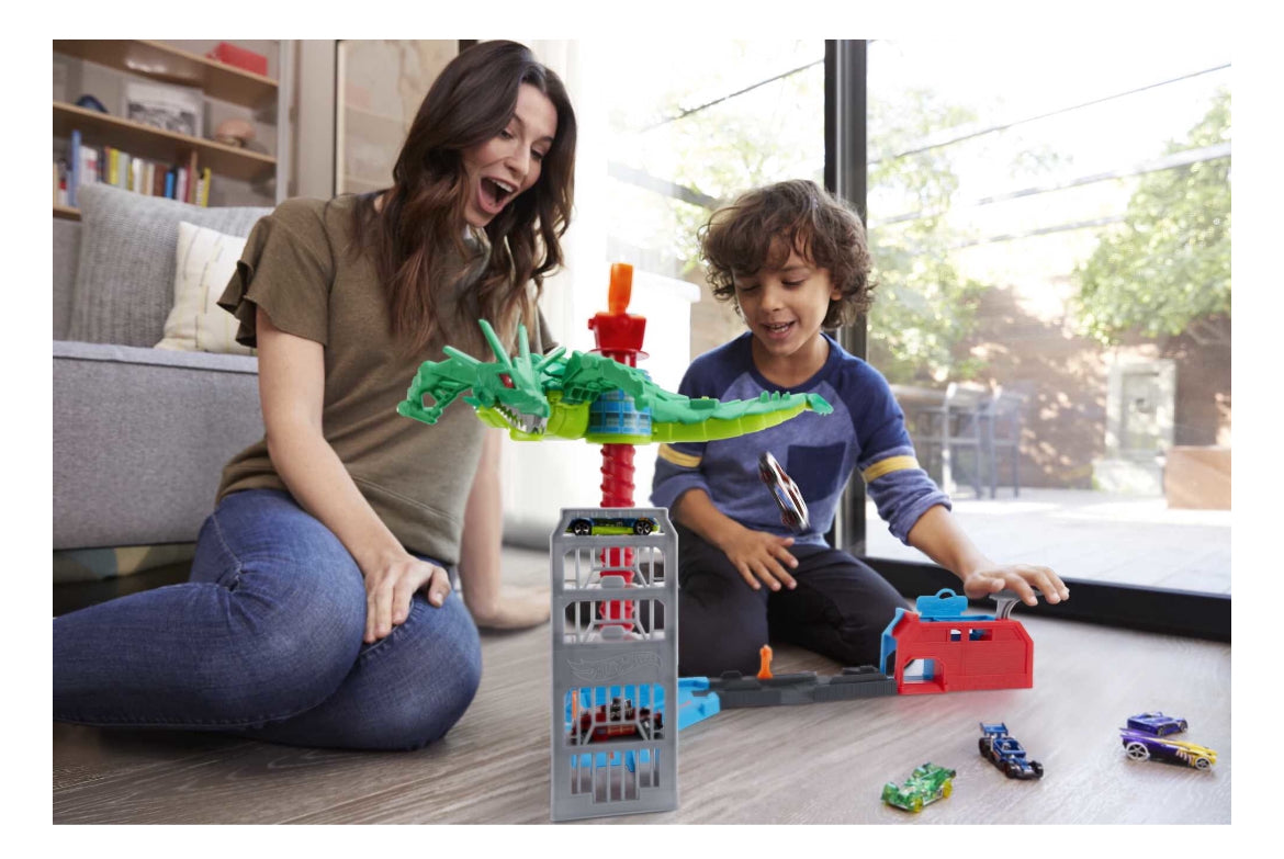 Hot Wheels Air Attack Dragon Track Set, Motorized Robo Dragon with 1 Toy Car in 1:63 Scale