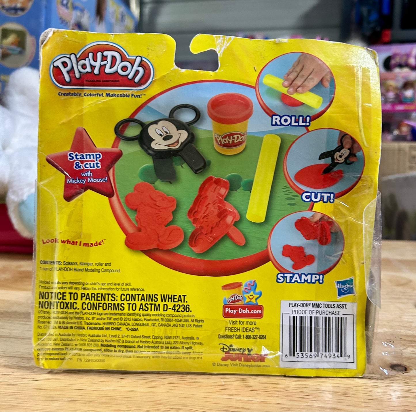 Play-Doh Disney Junior Mickey Mouse Clubhouse Stamp & Cut Mickey Set with 1 Can of Play-Doh 74934