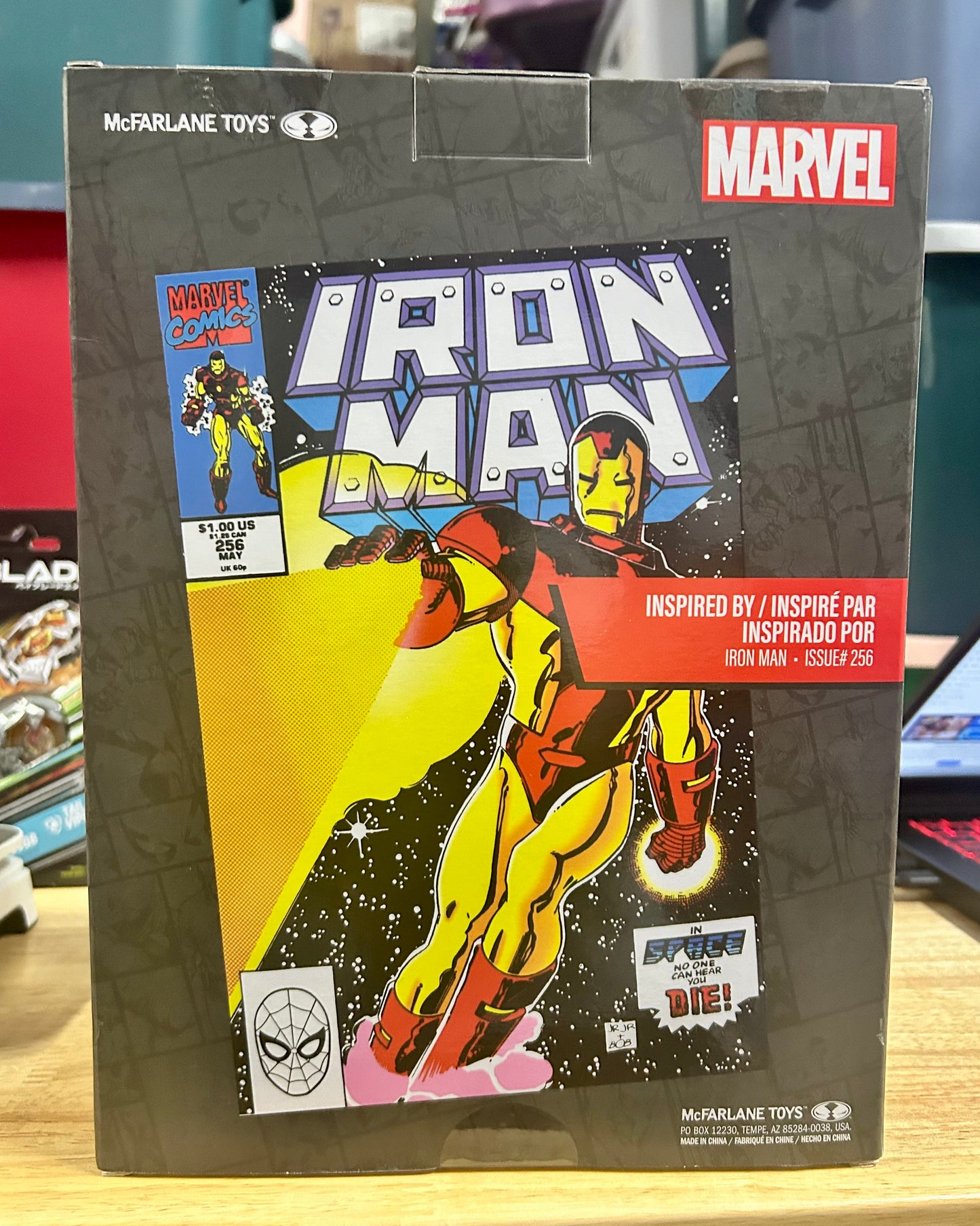Iron Man (Iron Man #256) 1:6th Scale Collectible Figure w/Scene & Comic 14798