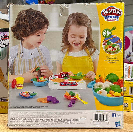Play-Doh Kitchen Creations Sizzlin' Stovetop Food Set with 5 Cans of Play-Doh 48073