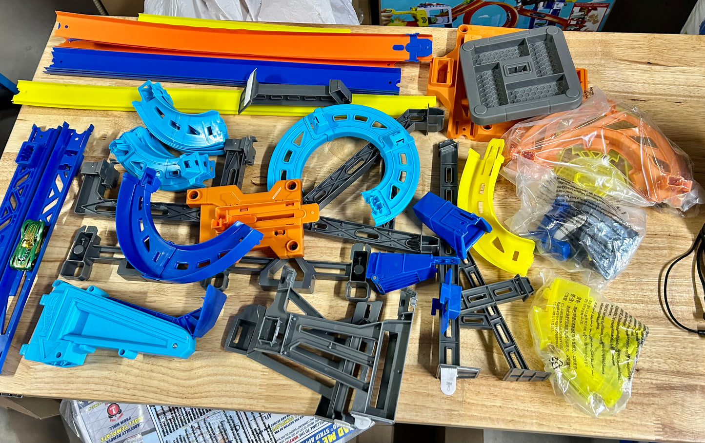 Hot Wheels Track Builder Vertical Launch Kit Playset 1:64 Scale 77952