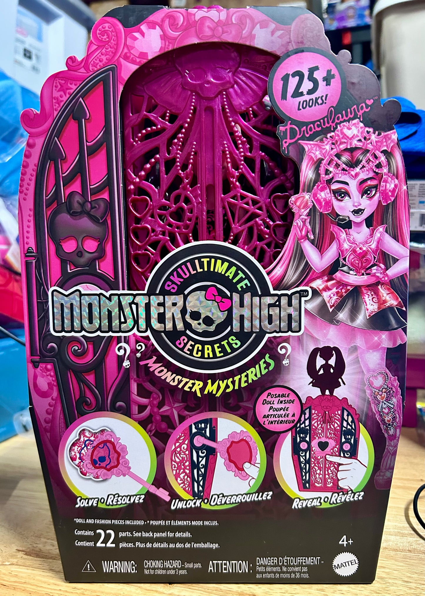 Monster High Skulltimate Secrets Monster Mysteries Playset, Draculaura Doll with 19+ Surprises 23049