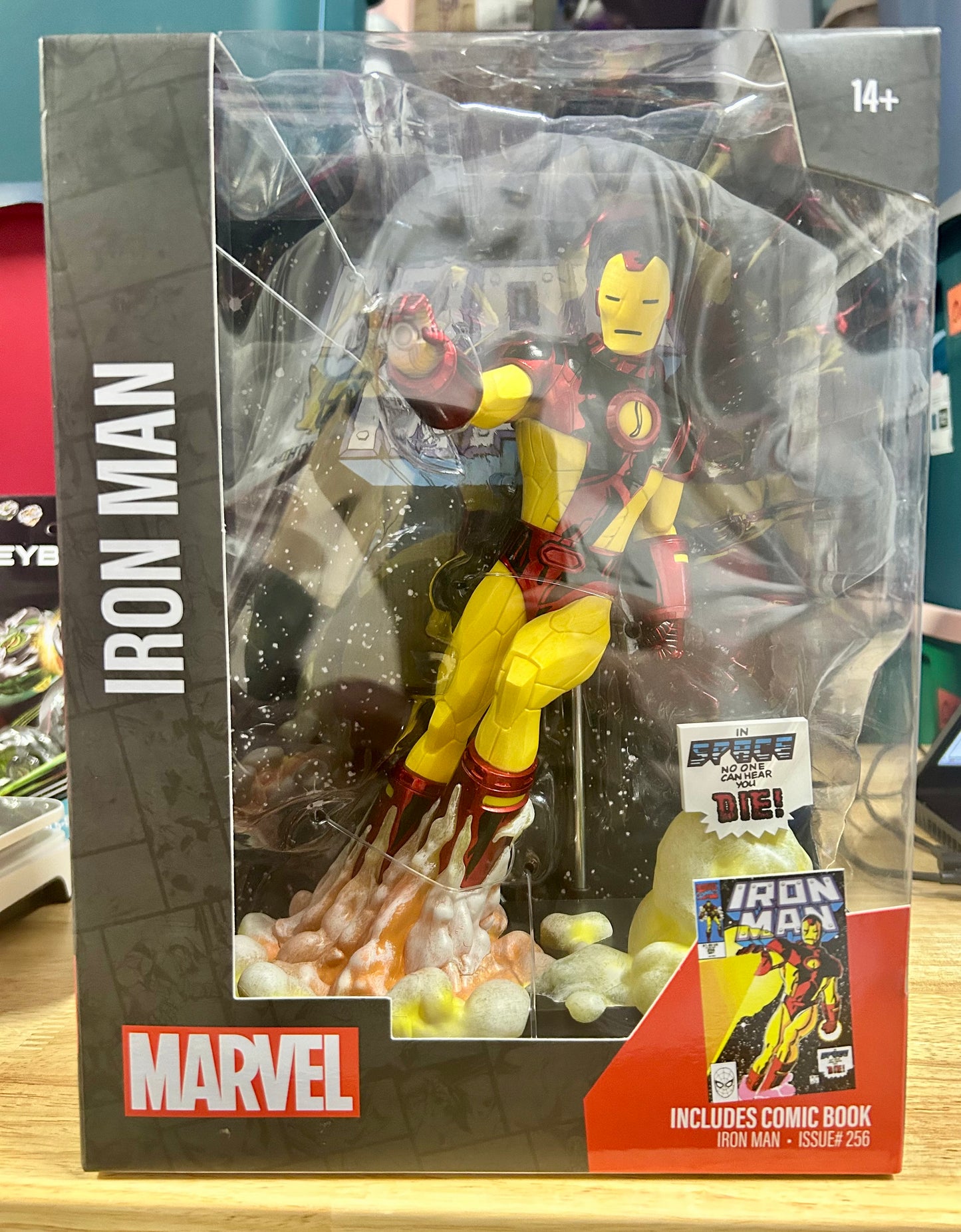 Iron Man (Iron Man #256) 1:6th Scale Collectible Figure w/Scene & Comic 14798